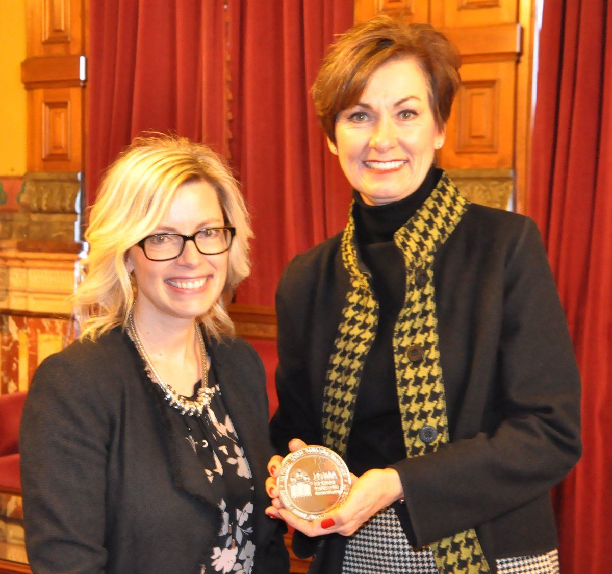 President Aimee Hospodarsky presents Governor Reynolds with a mediallion honoring the three tenants of school counseling.  President Aimee Hospodarsky presents Governor Reynolds with a medallion honoring the three tenants of school counseling.